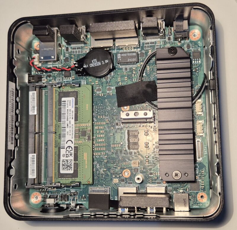 Binnenin de NUC 1M-002